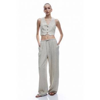 Pantaloni cu buzunare laterale si model in dungi