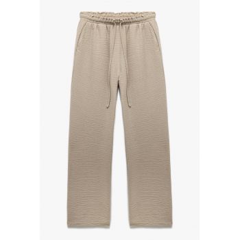 Pantaloni cu croiala ampla si snur