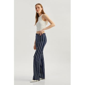 Pantaloni cu dungi si croiala ampla