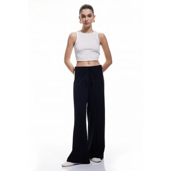 Pantaloni de trening cu croiala ampla si snur de ajustare