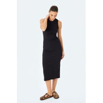 Rochie bodycon si slit pe partea din spate