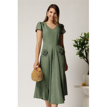 Rochie midi kaki din material fluid in clos cu trandafiri pe buzunare