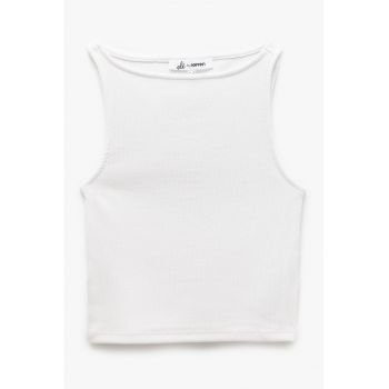 Top crop cu decolteu barcuta
