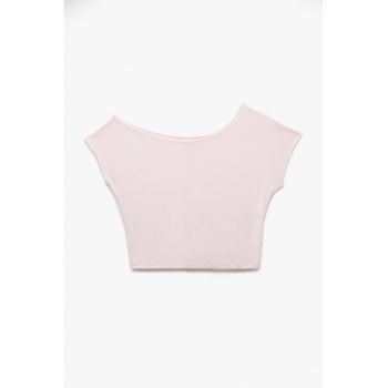 Top crop cu decolteu pe un umar