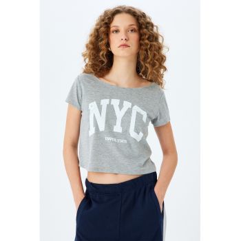 Tricou crop cu imprimeu text