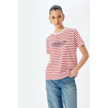 Tricou cu decolteu la baza gatului si model in dungi