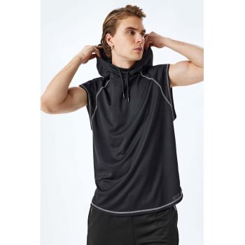 Tricou cu maneci raglan si gluga