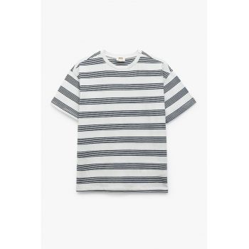 Tricou cu model in dungi si decolteu la baza gatului
