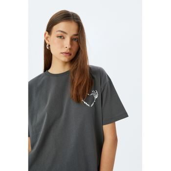 Tricou supradimensionat cu imprimeu pe partea din spate
