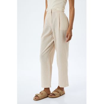 Pantaloni crop cu croiala ampla