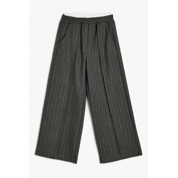 Pantaloni cu croiala ampla - model in dungi si banda elastica in talie