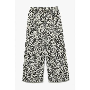 Pantaloni cu croiala ampla si imprimeu grafic