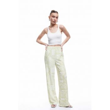 Pantaloni cu croiala ampla si model