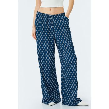 Pantaloni cu croiala ampla si snur de ajustare