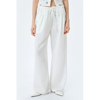 Pantaloni cu croiala ampla si snururi - Alb -
