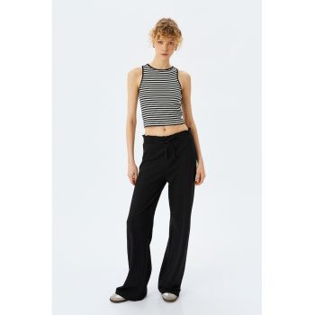 Pantaloni cu croiala ampla si talie ajustabila
