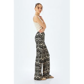 Pantaloni relaxed fit cu model si buzunare laterale