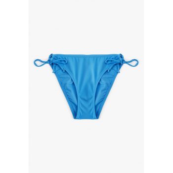 Slip cu prindere laterale cu snur