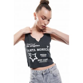 Top crop cu imprimeu text