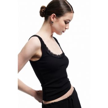 Top crop cu insertii de dantela