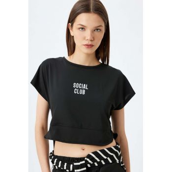 Tricou crop cu imprimeu text