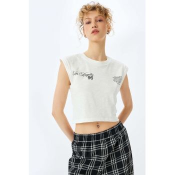Tricou crop cu imprimeu text