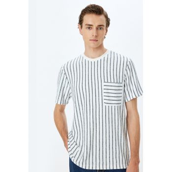 Tricou cu buzunar pe piept si dungi