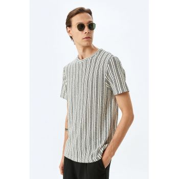 Tricou cu decolteu la baza gatului si dungi