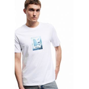 Tricou cu decolteu la baza gatului si imprimeu grafic