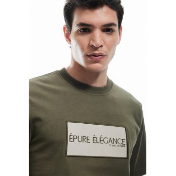 Tricou cu decolteu la baza gatului si imprimeu text
