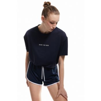 Tricou cu decolteu la baza gatului si terminatie rotunjita