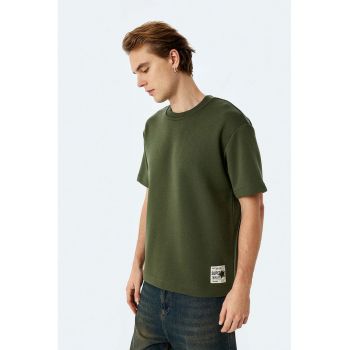 Tricou cu decolteu la baza gatului