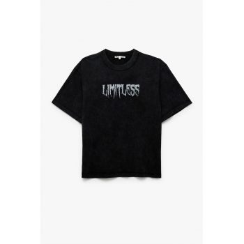 Tricou cu imprimeu si decolteu la baza gatului