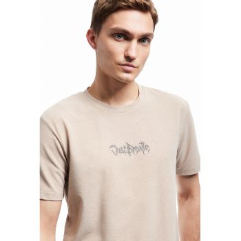 Tricou cu imprimeu text si decolteu la baza gatului