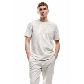 Tricou regular fit cu decolteu la baza gatului