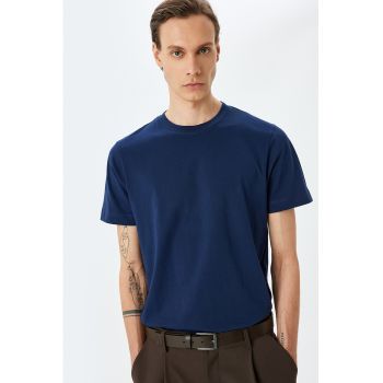 Tricou uni cu decolteu la baza gatului