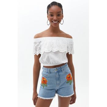 Bluza crop cu broderie si decolteu pe umeri