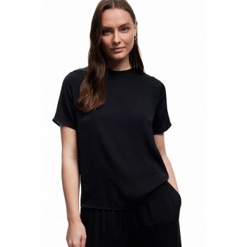 Bluza de satin cu decolteu la baza gatului