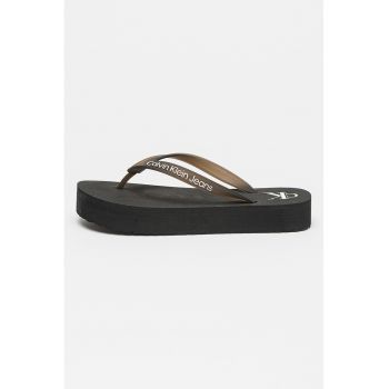 Papuci flip-flop cu talpa flatform si detaliu logo