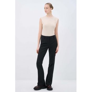 Pantaloni chino cu croiala evazata