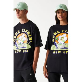 Tricou unisex cu imprimeu grafic si decolteu la baza gatului