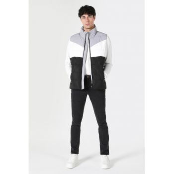 Vesta cu model colorblock si guler inalt